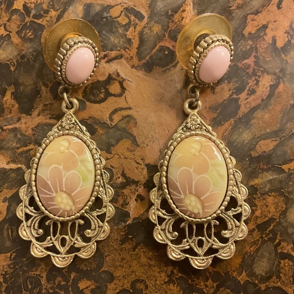 VINTAGE Made in Italy Gold tone Floral filigree design Ceramic Earrings - Picture 2 of 7